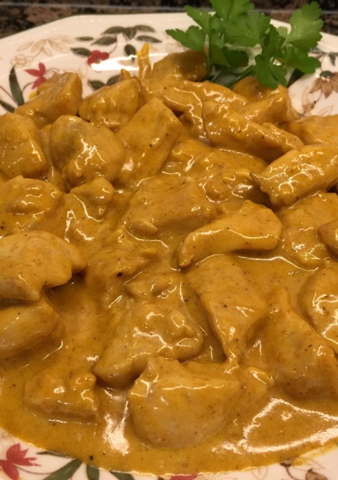 Una foto de Magro de pollo en salsa al curry