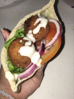 Una foto de Falafel en Pan Pita con salsa se yogurt