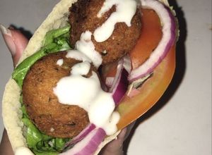 Una foto de Falafel en Pan Pita con salsa se yogurt