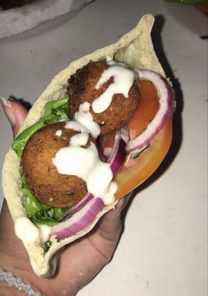Una foto de Falafel en Pan Pita con salsa se yogurt