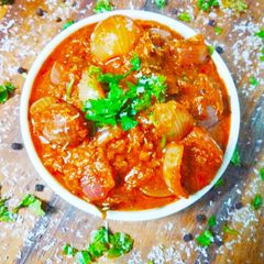 A picture of Ulli theeyal (onion curry).