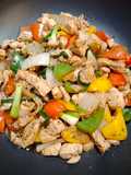 อกไก่ผัดซอสพริกไทยดำ