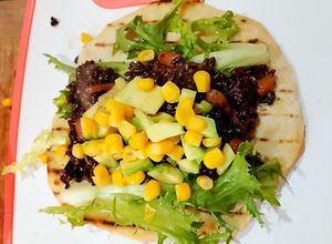 Foto di Fajitas messicane con riso nero e fagioli