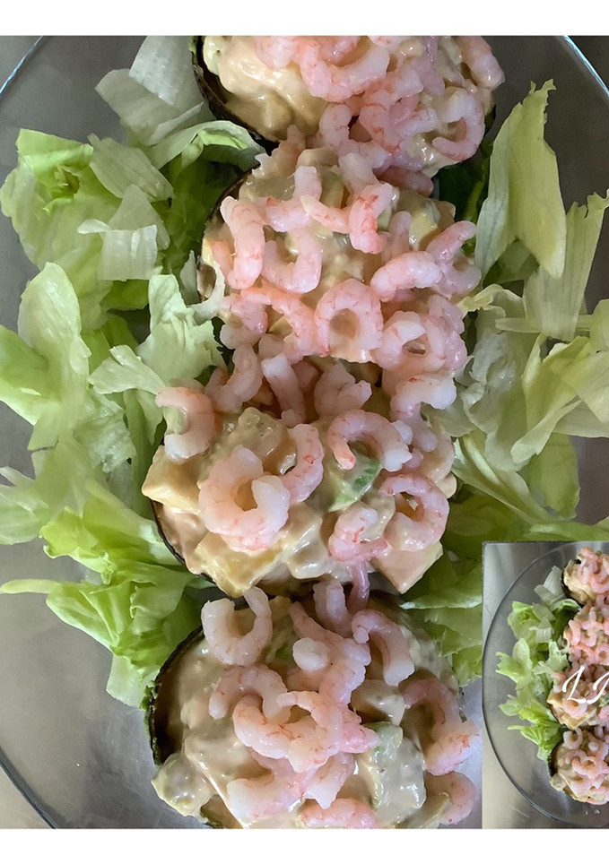 Una foto de Aguacate relleno de gambas y piña