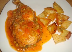 Una foto de Pollo a la portuguesa con papas doradas