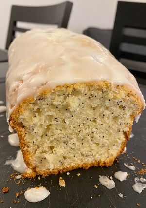 Una foto de Budín de limón con amapolas glaseado