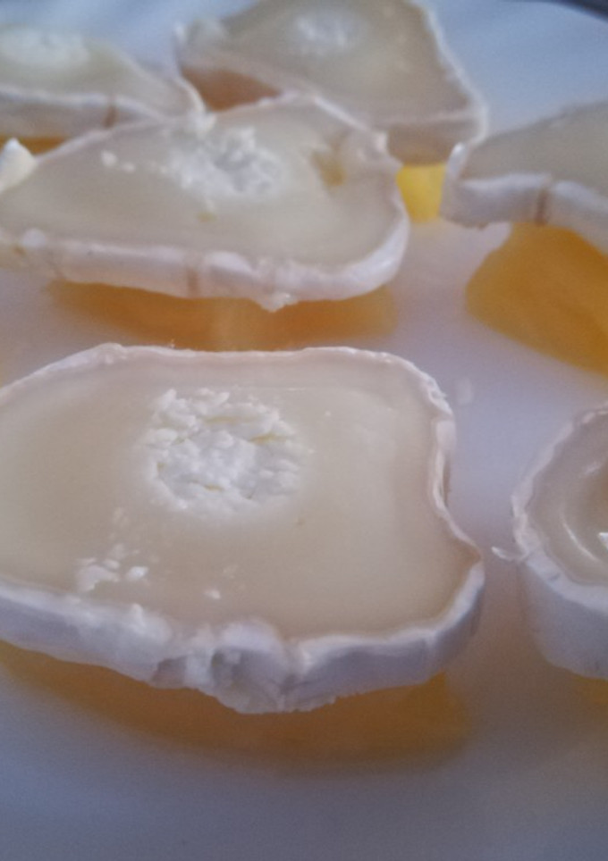 Una foto de Tapita de piña con queso de cabra 🍍🧀🐐