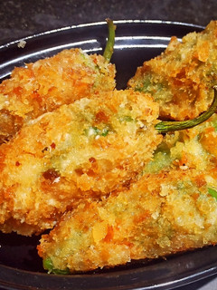 ચીઝ ચીલી પોપર્સ (Cheese Chilli Poppers Recipe In Gujarati) રેસીપી મુખ્ય ફોટો