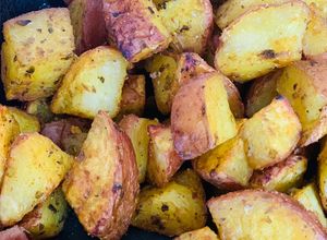 Una foto de Papas rústicas salteadas al horno