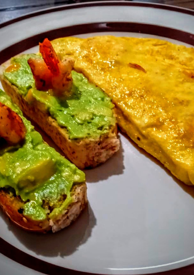 Una foto de Omelette de salmón a las finas hierbas con costrinis de camarón