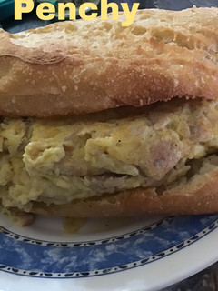 Una foto de Tortilla súper esponjosa con nata y atún