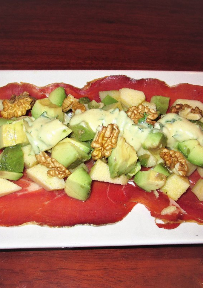 Una foto de Ensalada de aguacate con jamón curado, nueces y manzana