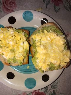 Una foto de Desayuno con huevos revueltos 👌