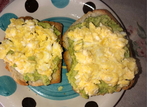 Una foto de Desayuno con huevos revueltos 👌