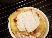 Une photo de camembert chaud au four