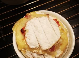 Une photo de Camembert aux lardons gratiné
