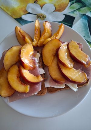 Őszibarackos - francia lágy sajtos - prosciuttos pirítós recept fotója