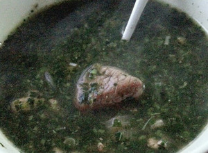 صورة لوصفة ملوخية خضراء بمكعبات اللحم من الاكلات المصرية المشهورة فى مصر