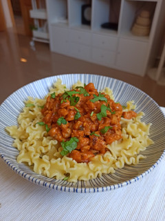 Una foto de Pasta con soja texturizada en salsa de curry garam masala