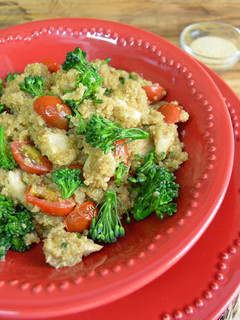 Una foto de Quinoa con pollo y verduras