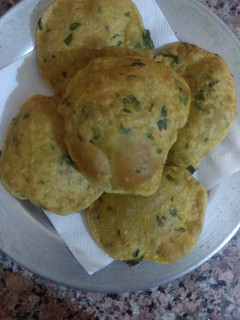 பாலக் பூரி (பசலை கீரை பூரி) (palak Boori Recipe in Tamil) செய்முறை முக்கிய புகைப்படம்