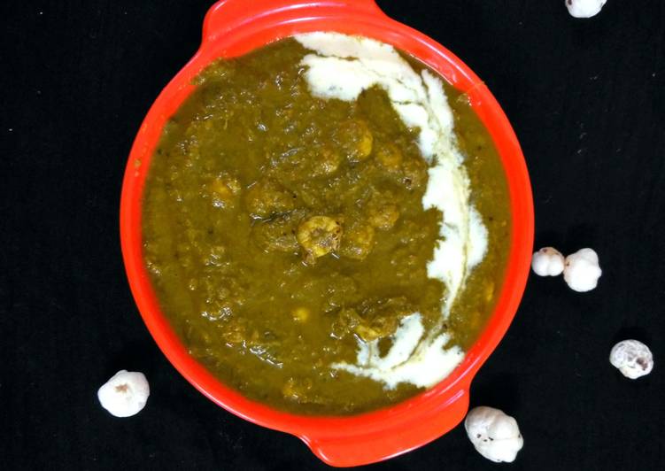 Recipe of Speedy Makhana lotus seeds with potato in Spinach greavy