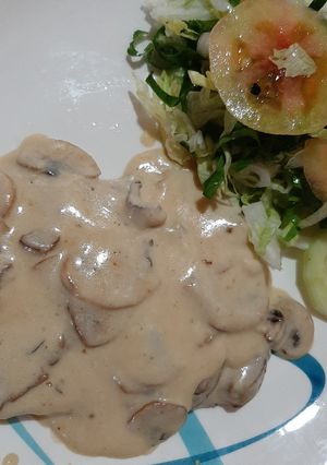 Una foto de Carne asada bañada en salsa de champiñones