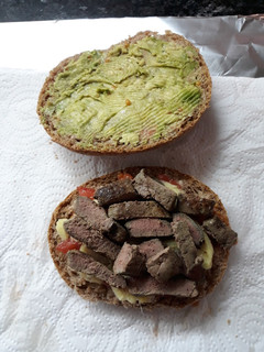 Una foto de Bocata de hígado de ternera con jengibre y aguacate