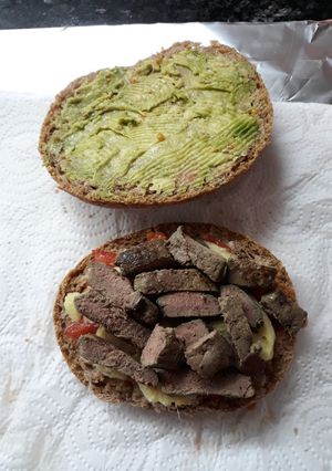 Foto principal de Bocata de hígado de ternera con jengibre y aguacate
