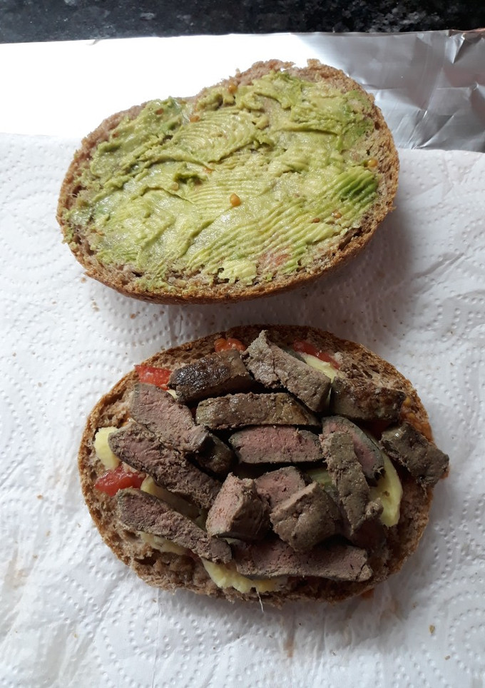 Una foto de Bocata de hígado de ternera con jengibre y aguacate