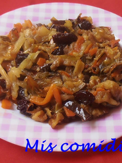 Una foto de Verduras salteadas al curry con pasas y nueces