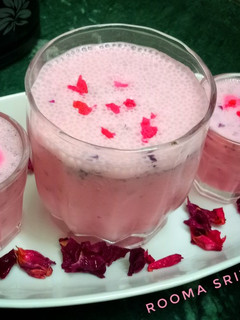 बनाना रोज़ क्रीम स्मूदी (banana Rose cream smoothie recipe in Hindi) रेसिपी मुख्य फोटो