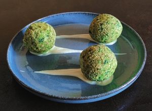 Foto di Polpette di quinoa spinaci e ricotta con salsa allo yogurt e senape