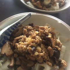 A picture of Chee Cheong Fun with Mushroom Meat Gravy.