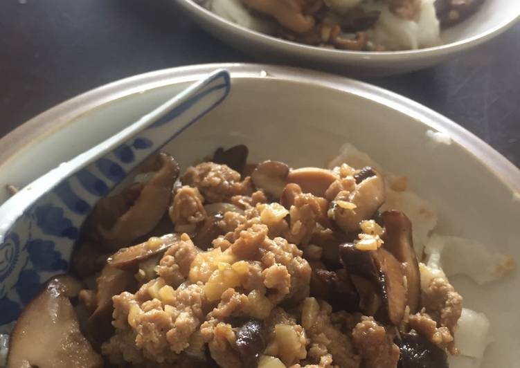 Chee Cheong Fun with Mushroom Meat Gravy