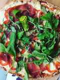 Pizza de jamón serrano y rúcula