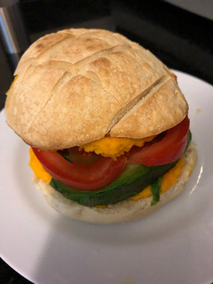 Una foto de Sándwich de palta y tomate, fast food saludable!!