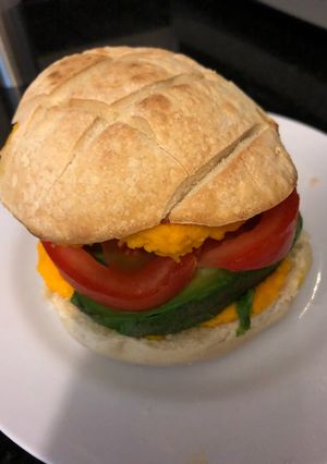 Una foto de Sándwich de palta y tomate, fast food saludable!!