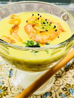 Avokádó krémleves, chilis garnélával recept fotója
