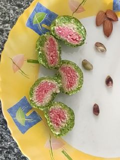 તરબૂચરંગી કાજુ બરફી (Watermelon Color Kaju Barfi Recipe In Gujarati) રેસીપી મુખ્ય ફોટો