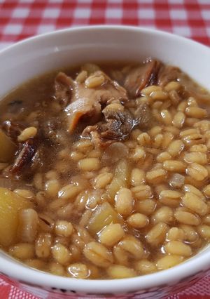 Foto di Zuppa d'orzo in croste di parmigiano con erbe aromatiche