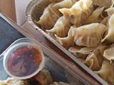 Gyoza ayam dengan chili oil