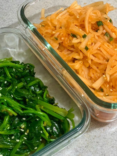 韓式涼拌菜:麻油菠菜 & 香辣醃蘿蔔絲 的食譜成品照片