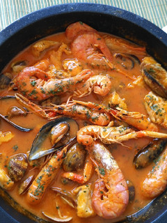 Una foto de Zarzuela de pescados y marisco