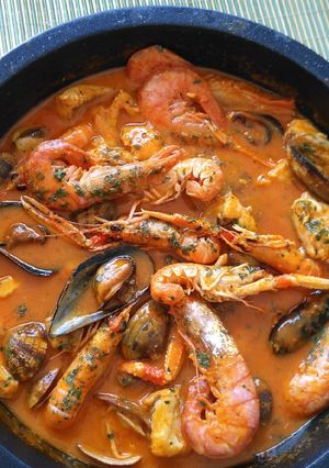 Una foto de Zarzuela de pescados y marisco