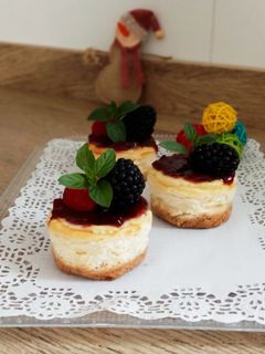 Una foto de Mini tartas de queso con frutos rojos
