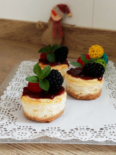 Una foto de Mini tartas de queso con frutos rojos