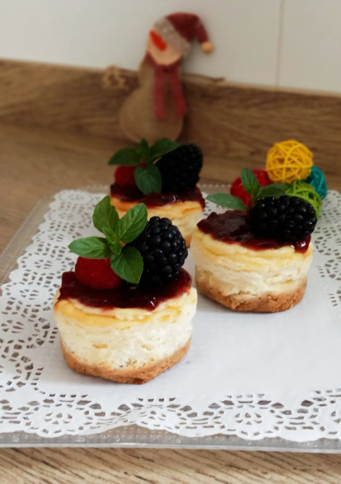 Una foto de Mini tartas de queso con frutos rojos