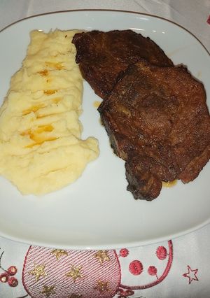 O poză a rețetei Ceafă de porc la cuptor cu piure de cartofi.