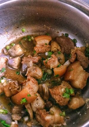 Hình của món Thịt ba rọi kho nấm rơm.